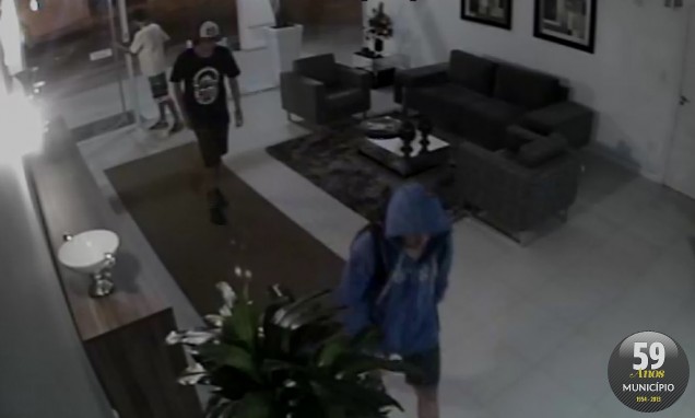 As filmagens mostram três adolescentes entrando no prédio após digitar a senha de acesso no interfone