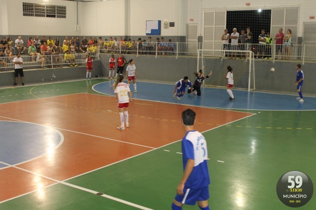  Abertura do evento contou com jogo festivo entre a equipe de futsal feminina do Barateiro, de Brusque, e atletas do Sub 18 de Guabiruba
