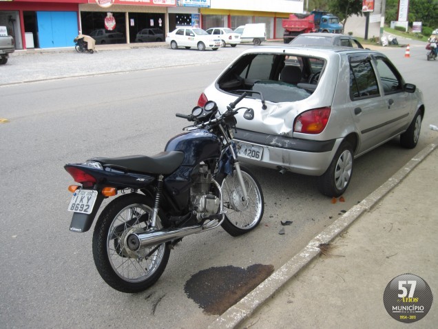 Carro e moto colidem na rodovia Antônio Heil em Brusque