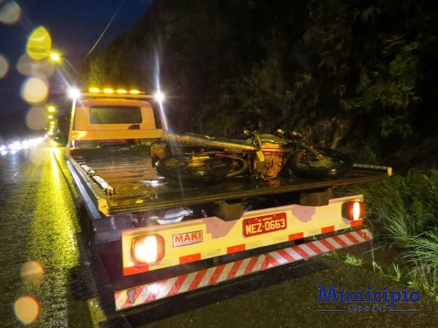 Trânsito parou e motociclista colidiu na traseira do carro