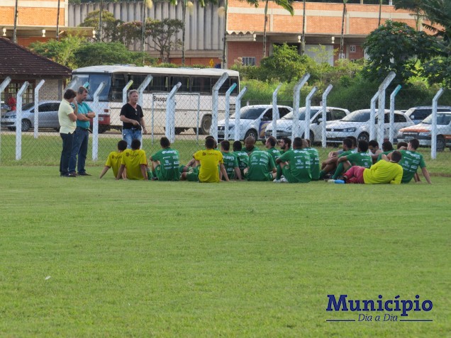 Dirigentes do Brusque cobram atletas antes do treinamento desta quinta-feira no CT