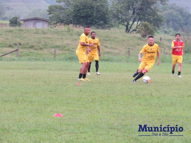 Bruscão treinou debaixo de chuva nesta quinta-feira para confronto com o Atlético