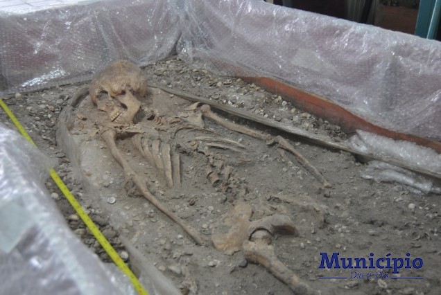 Esqueleto humano estudado pelo Grupep, em Tubarão. Equipe estima que ele date de três a quatro mil anos atrás