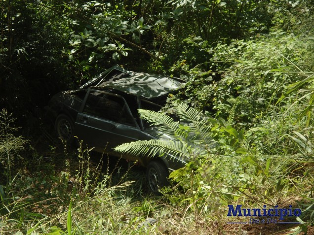 Carro despencou em barranco, no bairro Águas Negras