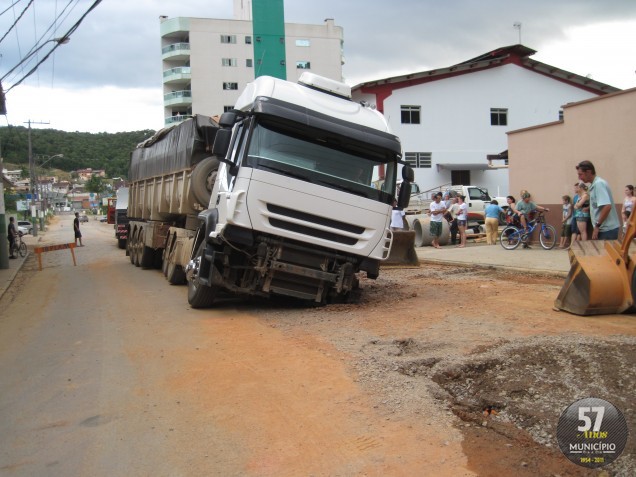 Caminhão fica preso em buraco na rua Ernesto Bianchini