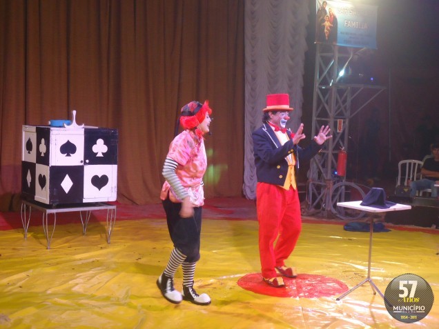 O público pode conferir as apresentações dos artistas. O circo ficará por cerca de um mês na cidade