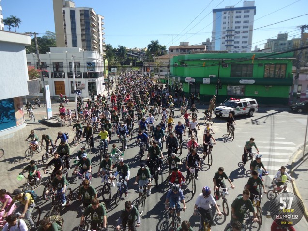 Centenas de pessoas participaram do Dia do Pedal em Brusque, promovido pelo Sesc