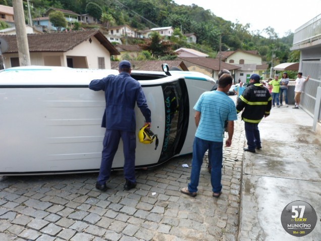 Por causa da colisão, o Fiat/Doblo capotou, mas a condutora não se feriu