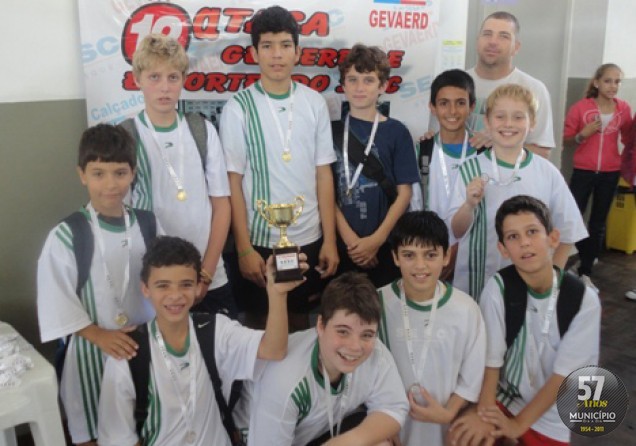 Alunos da Escola Augusta Knorring foram os campões no masculino