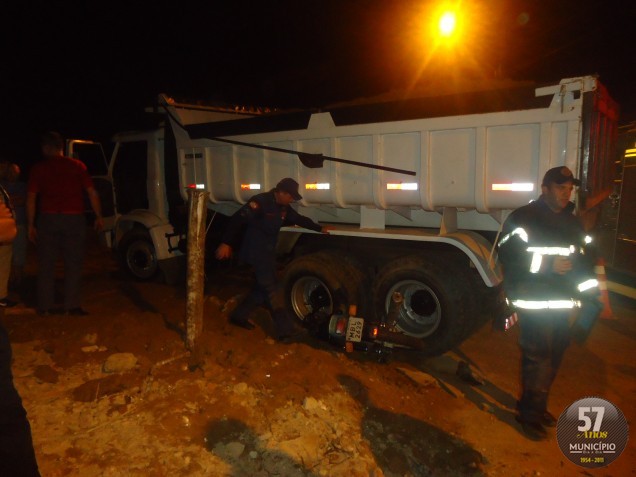Com a colisão, a motocicleta ficou em baixo do caminhão