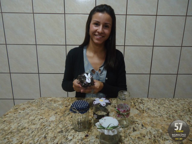 A brusquense Tainá Nascimento, moradora do bairro Primeiro de Maio, viu nos vidros vazios uma ótima oportunidade de renda e de reciclagem 