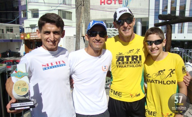 Na foto, os brusquenses posam com o medalhista olímpico Vanderlei Cordeiro de Lima