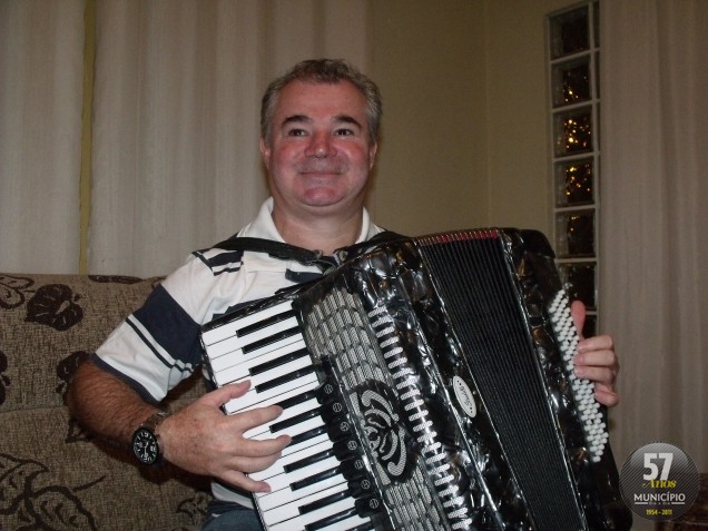 Ele não deixa a gaita no carro: se Deus lhe deu o dom, ele faz música