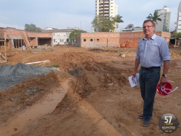Paulo Eccel em visita às obras na Praça da Cidadania