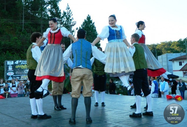 A iniciativa surgiu pelo desejo de cultivar as origens através das danças típicas