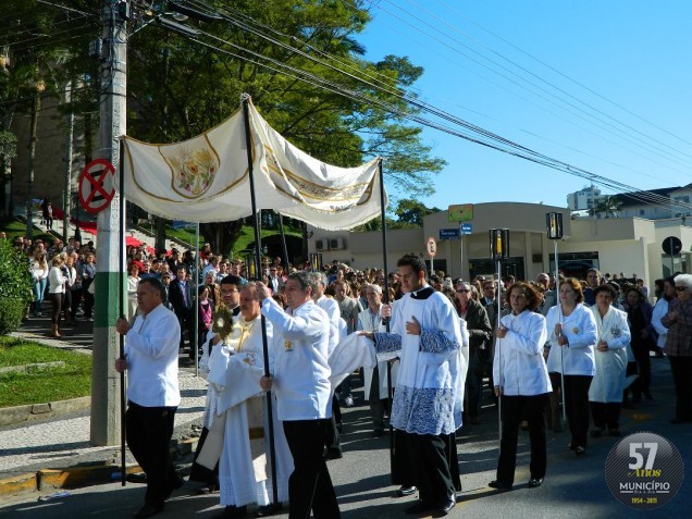 A procissão percorreu as ruas centrais de Brusque