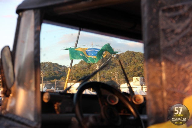 O já tradicional hasteamento da bandeira brasileira marcou o início da 19ª Fenajeep, na tarde de quinta-feira, 7 de junho