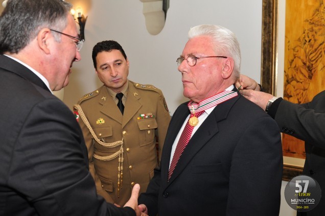 Egon Klefenz recebeu do governador, Raimundo Colombo, a medalha por seus serviços prestados a Santa Catarina e ao Brasil