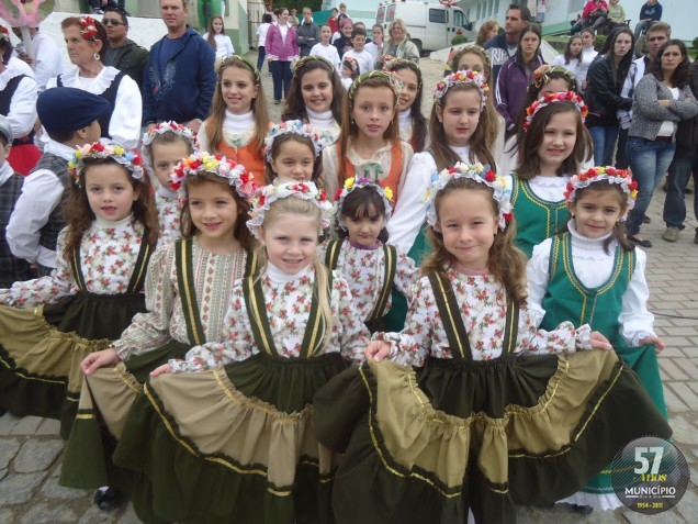 Crianças e adultos das mais diversas idades desfilaram e prestigiaram o evento em homenagem à cidade